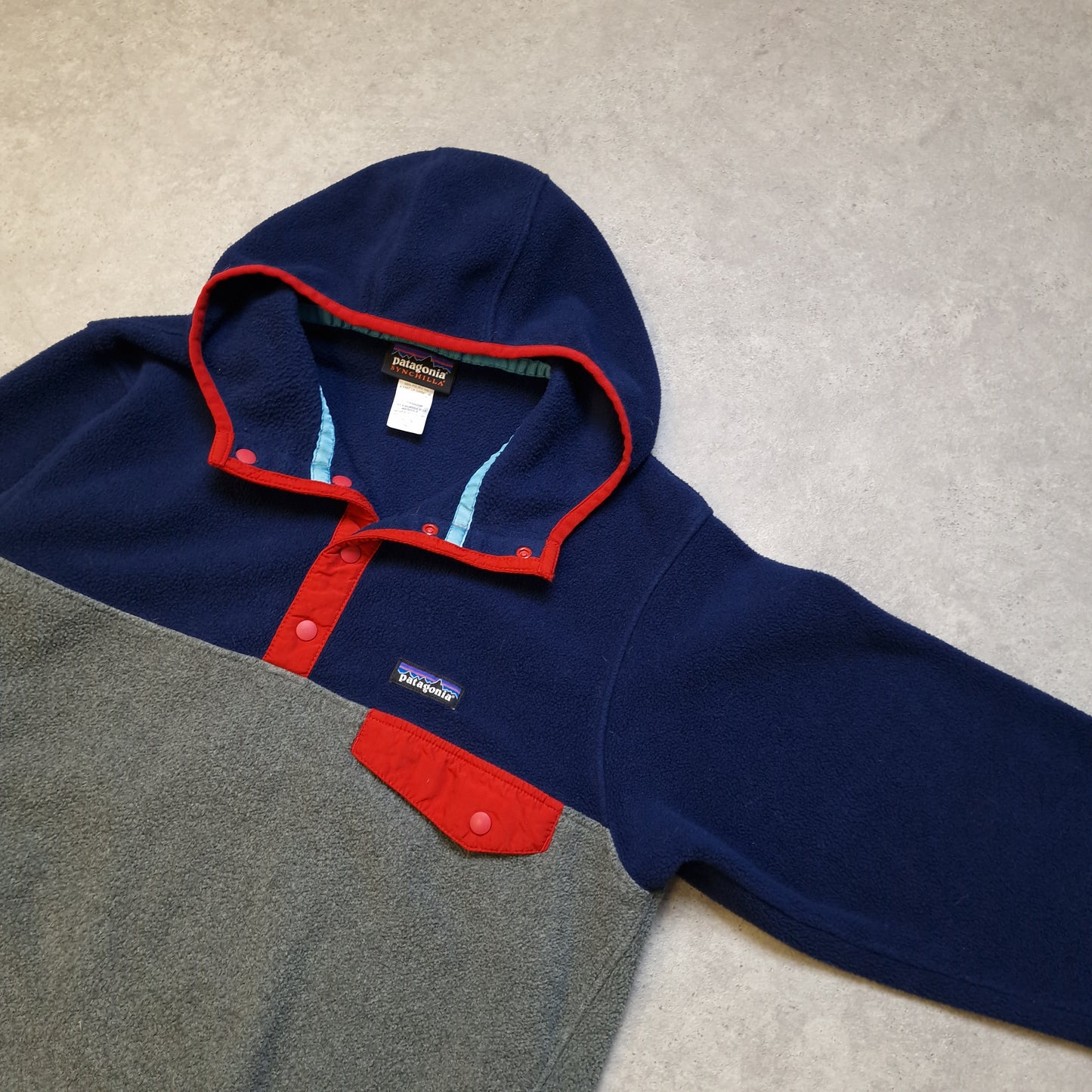 Patagonia hooded snap-t fleece in blue/grey/red - medium