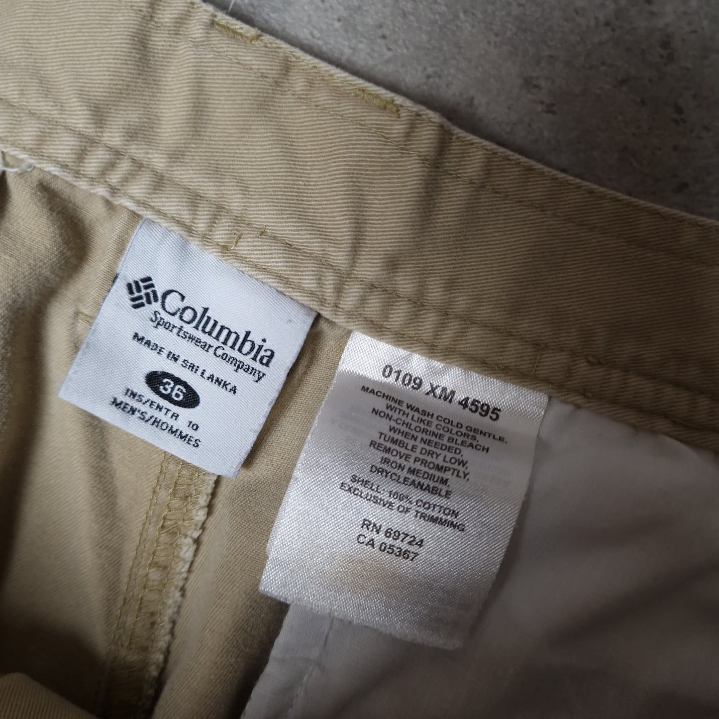 Vintage Columbia cargo shorts in tan - 36"