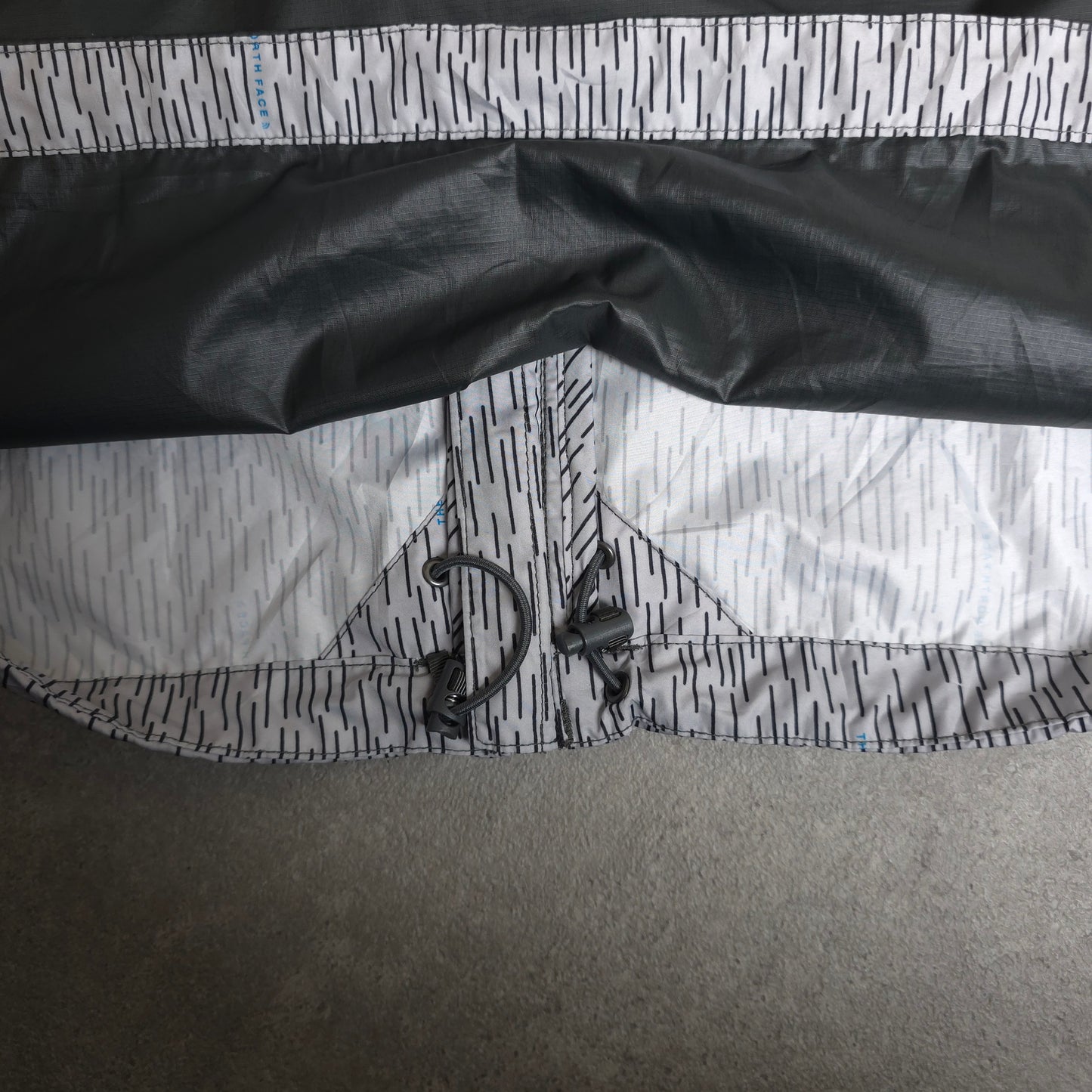 The north face windbreaker jacket in grey - medium