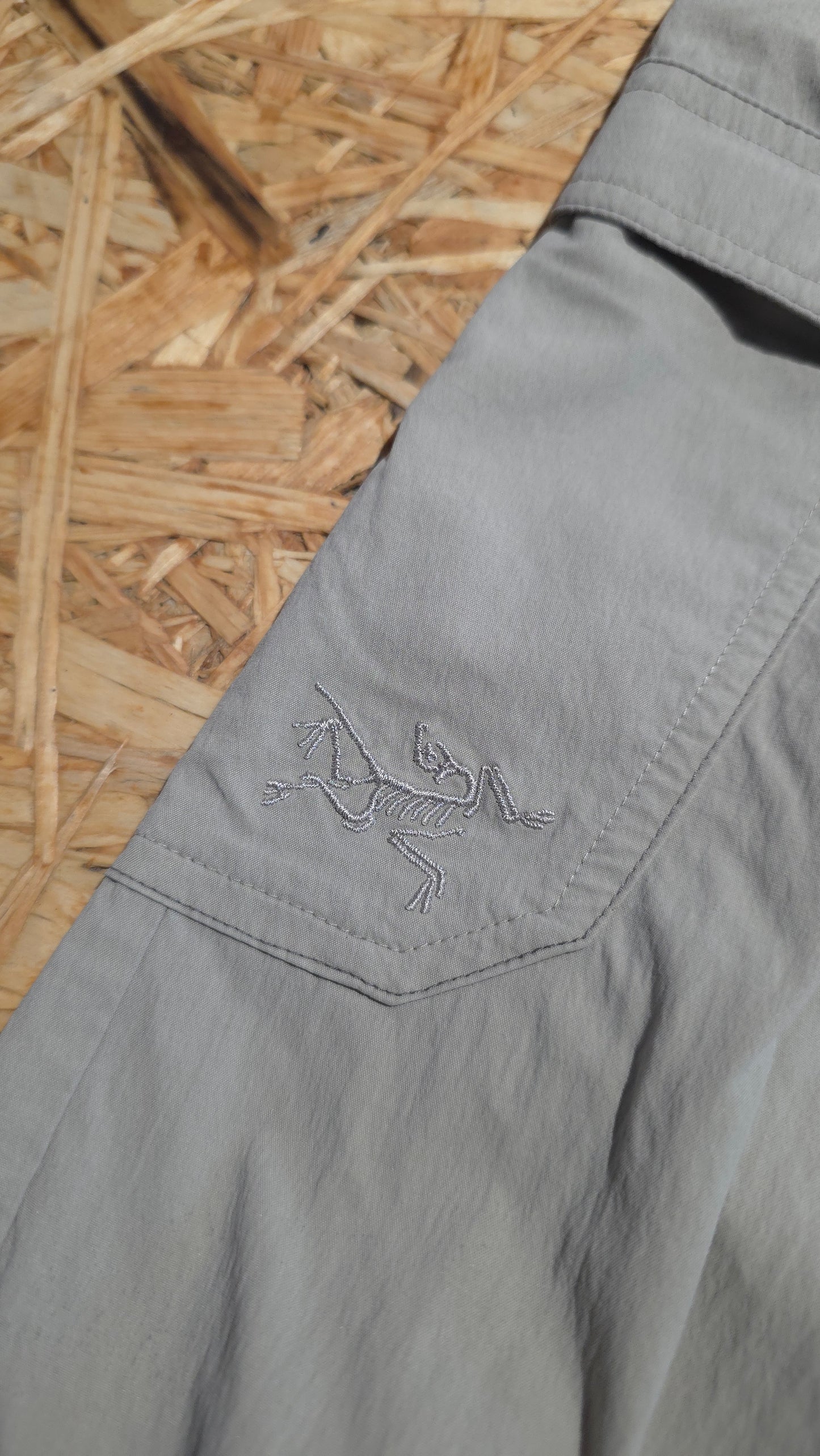 vintage womens Arcteryx low rise outdoor trousers in grey - 32x30