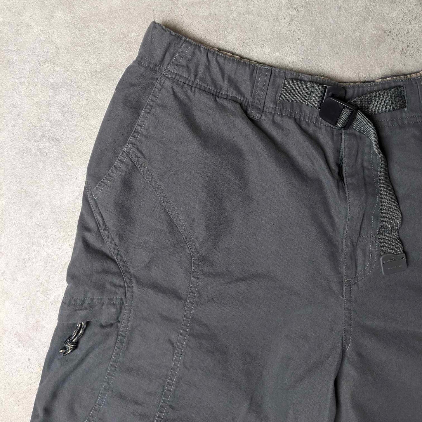 Columbia omni shade cargo shorts in grey - large