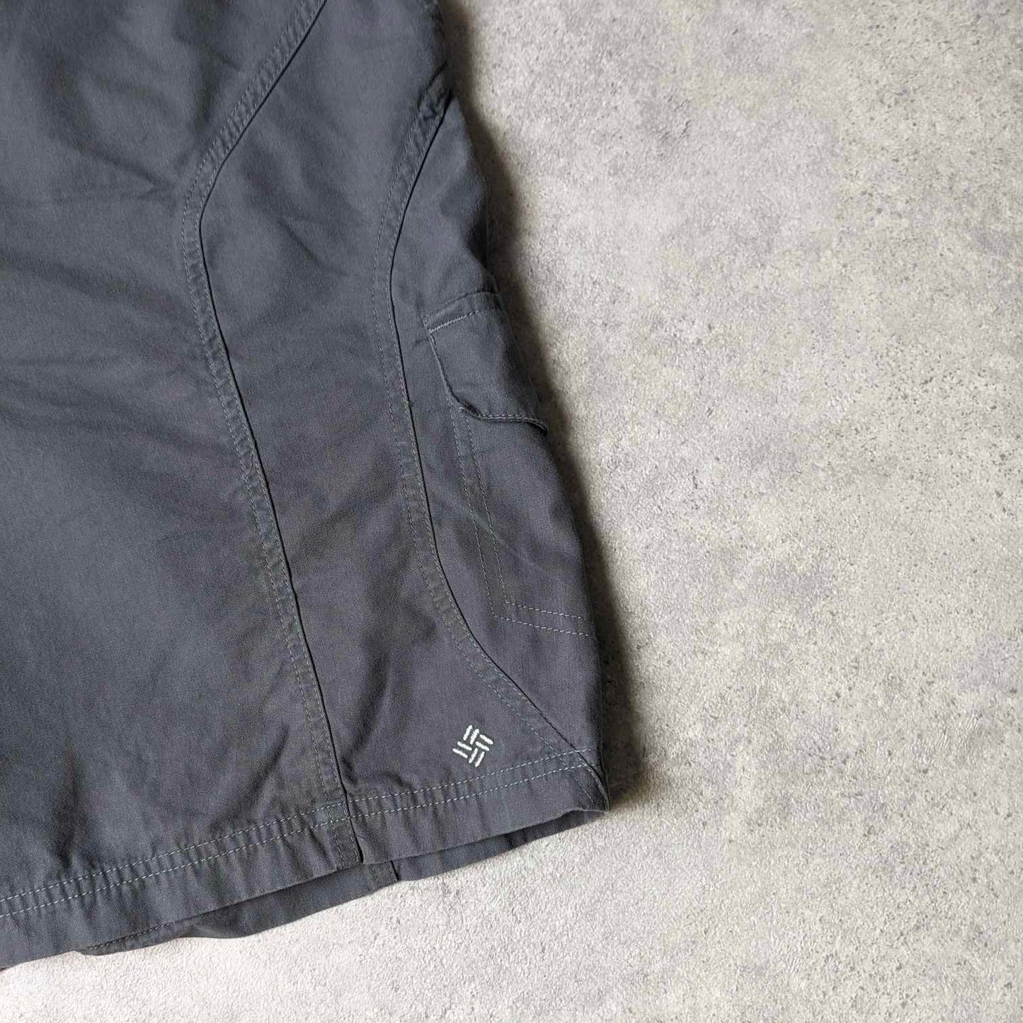 Columbia omni shade cargo shorts in grey - large