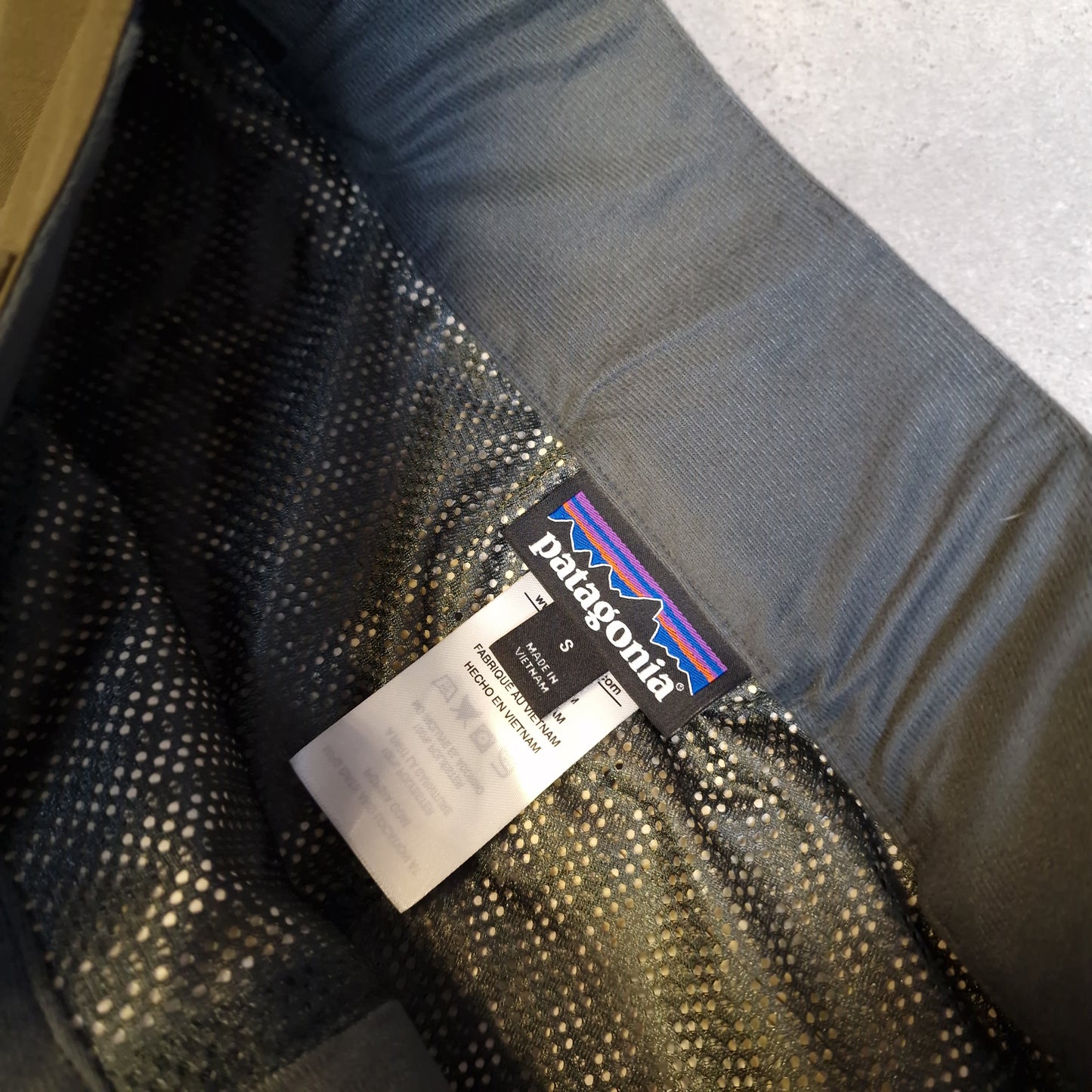 Patagonia snowshot pants. H2no waterproof shell - small