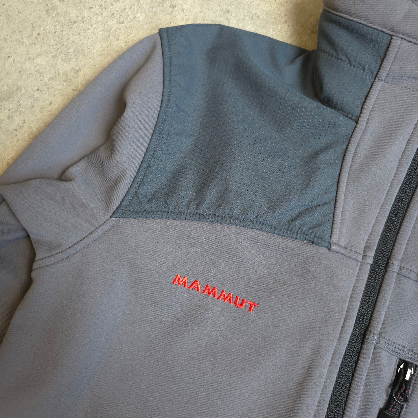 Mammut soft shell jacket in grey - XS