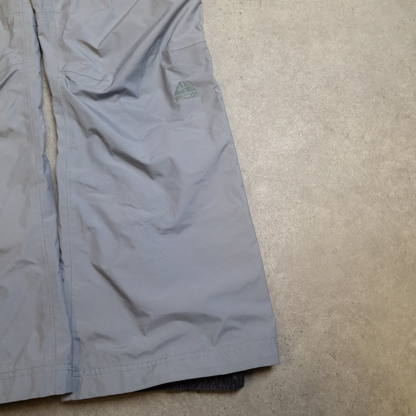Nike ACG ski snowboard trousers in grey - small
