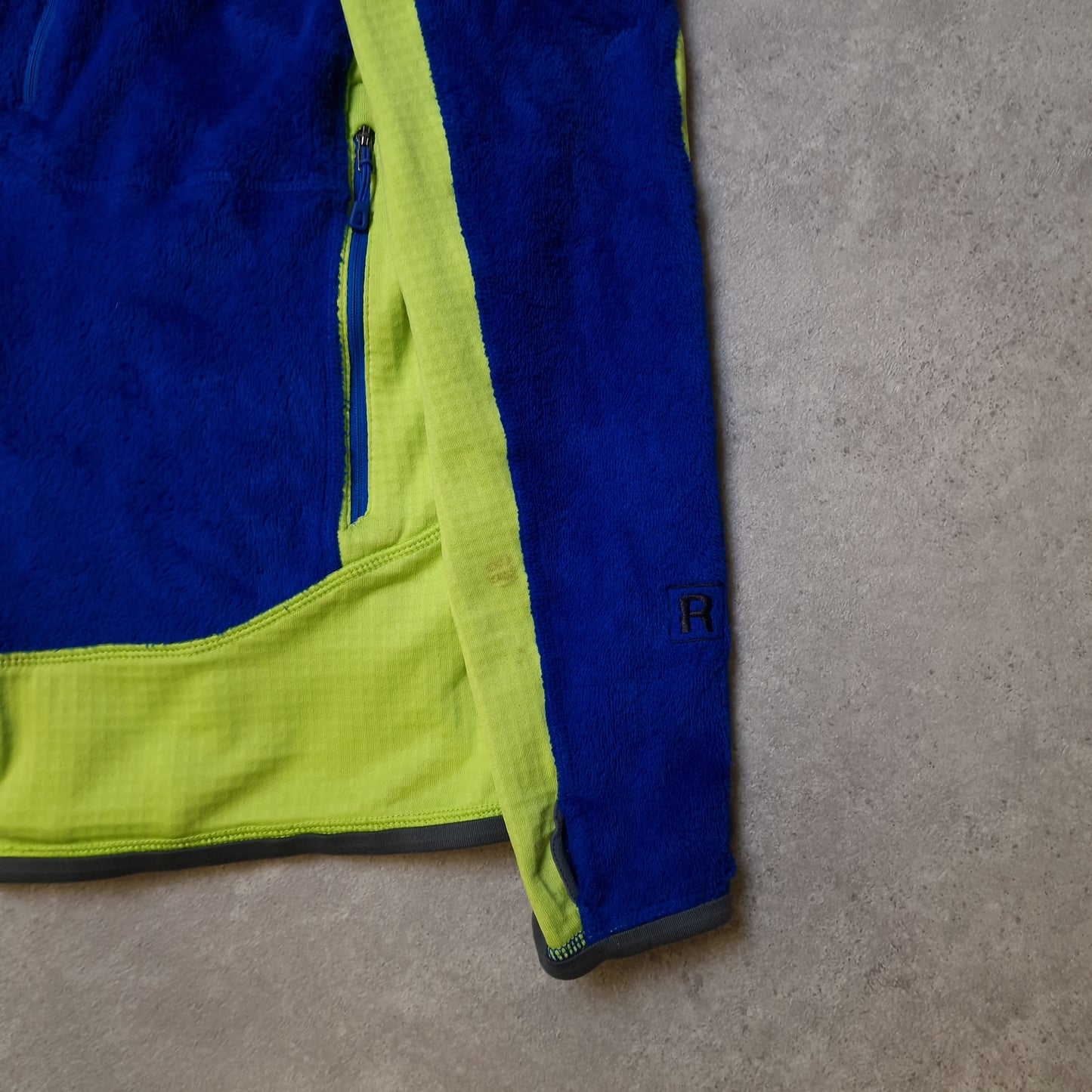 Patagonia R2 regulator polartec fleece in blue and yellow - medium