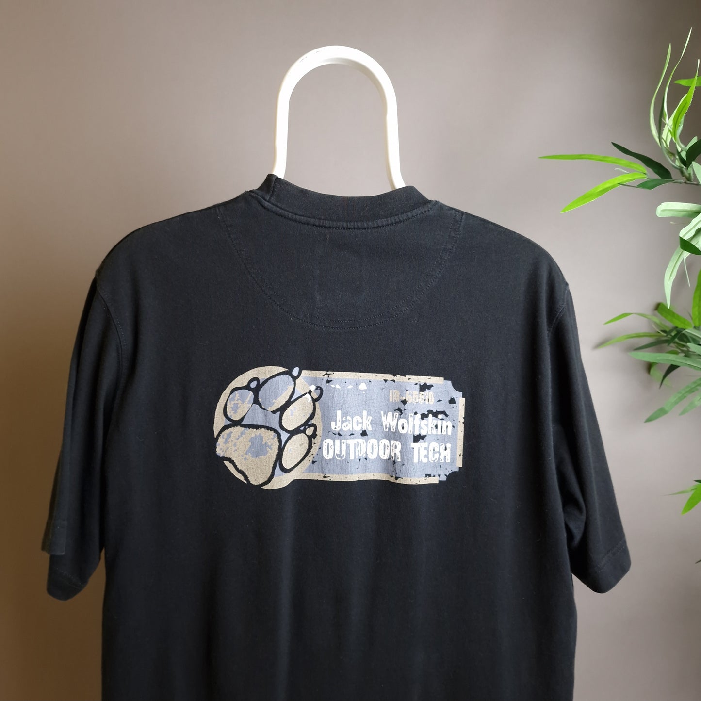 90s Jack Wolfskin t-shirt in black - medium