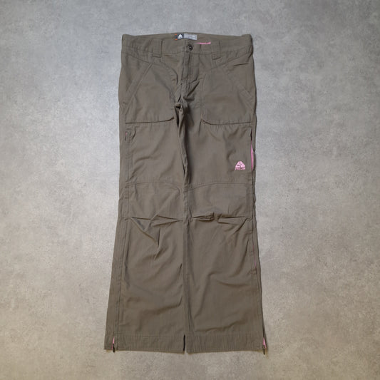 00s Nike ACG trousers in khaki and pink - Women's medium