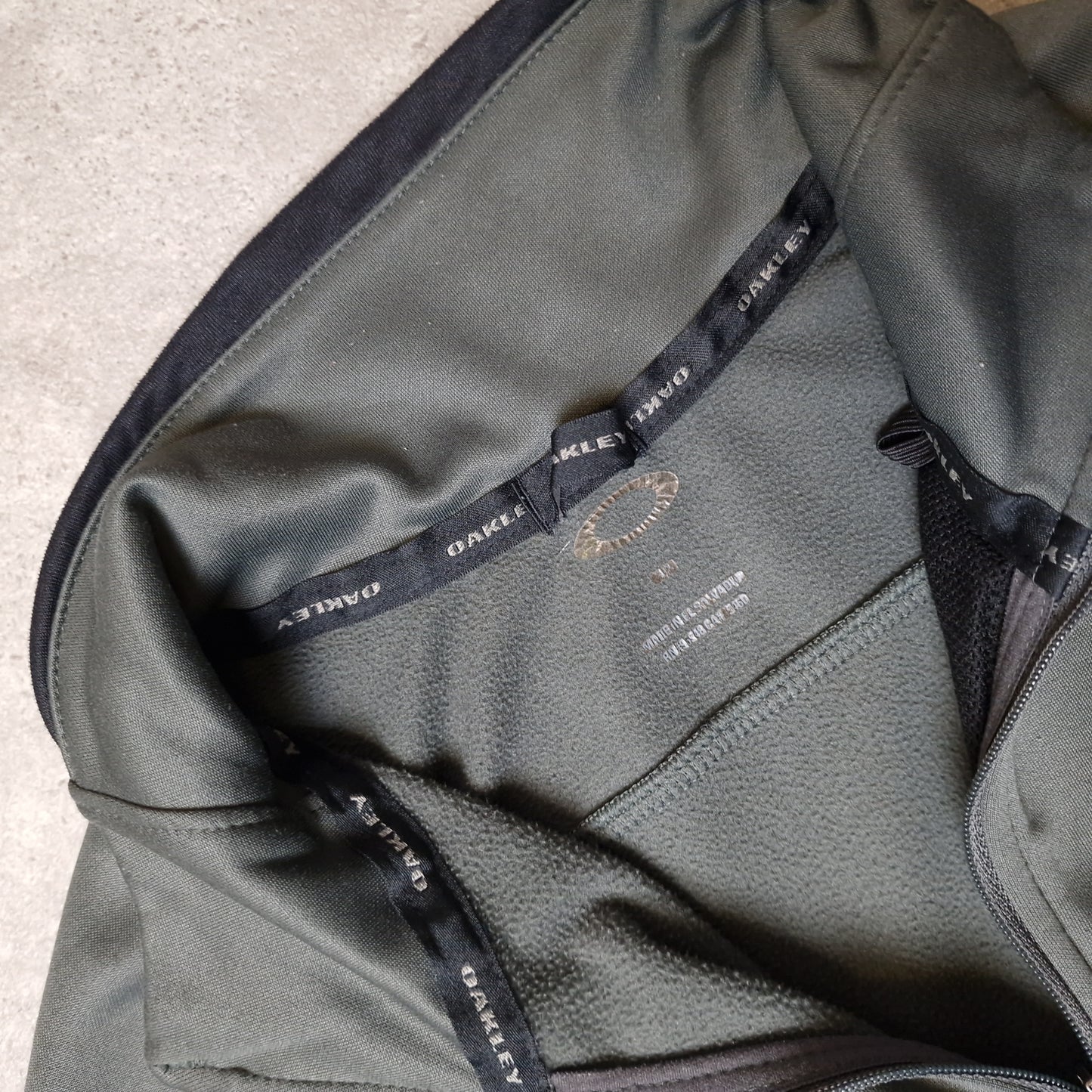 00s Oakley 1/4 zip sweashirt in grey - medium