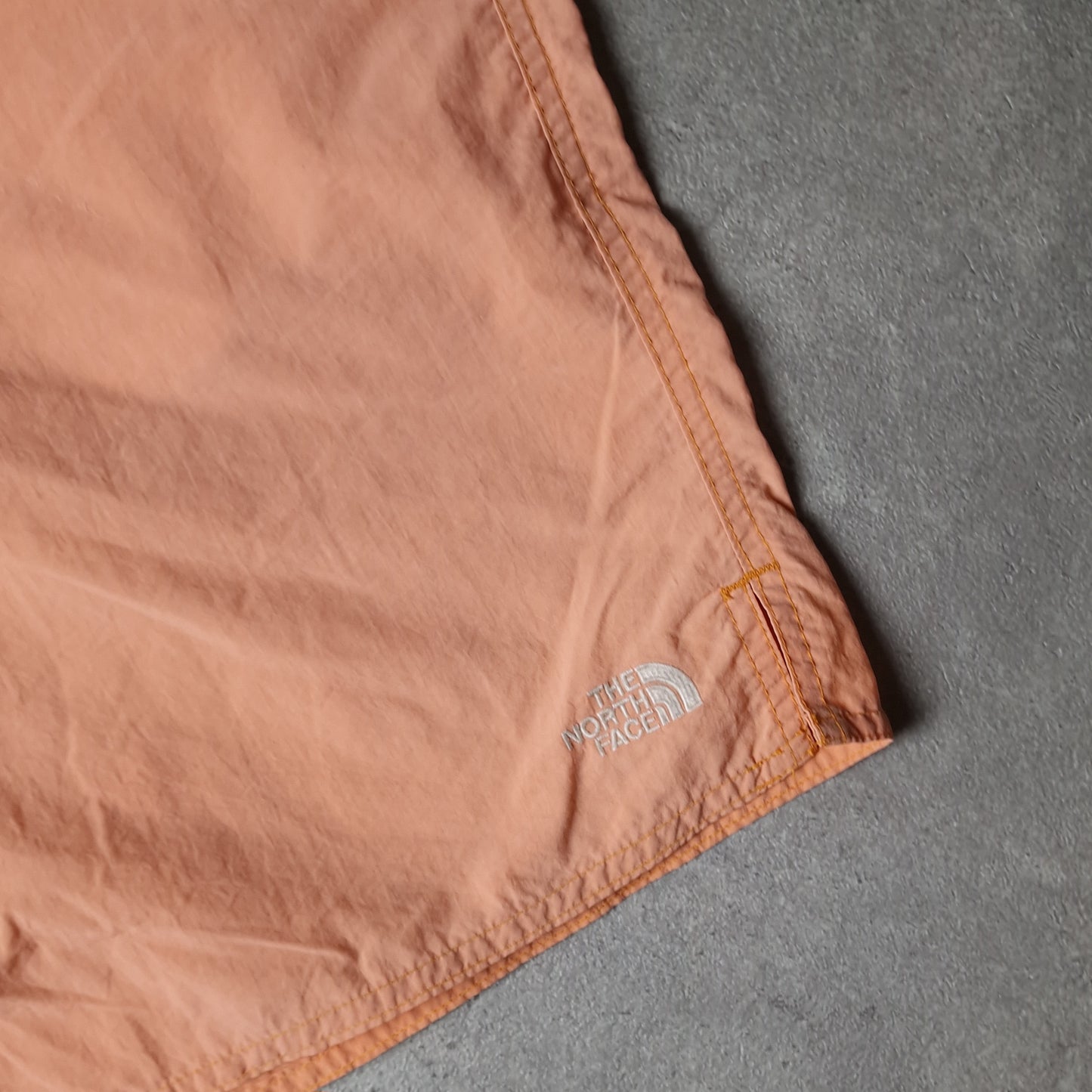 Vintage The North Face shorts in peach - M/L