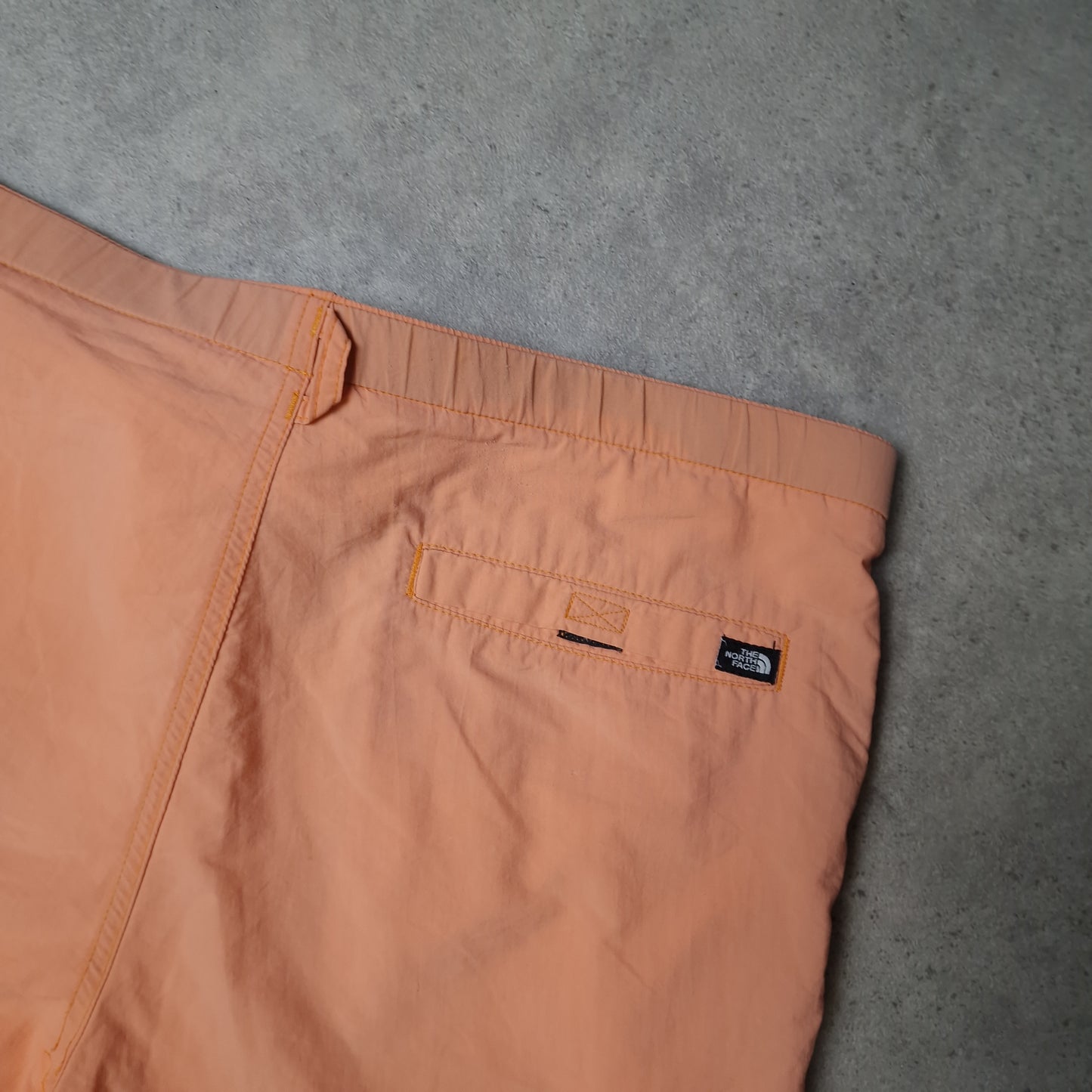 Vintage The North Face shorts in peach - M/L