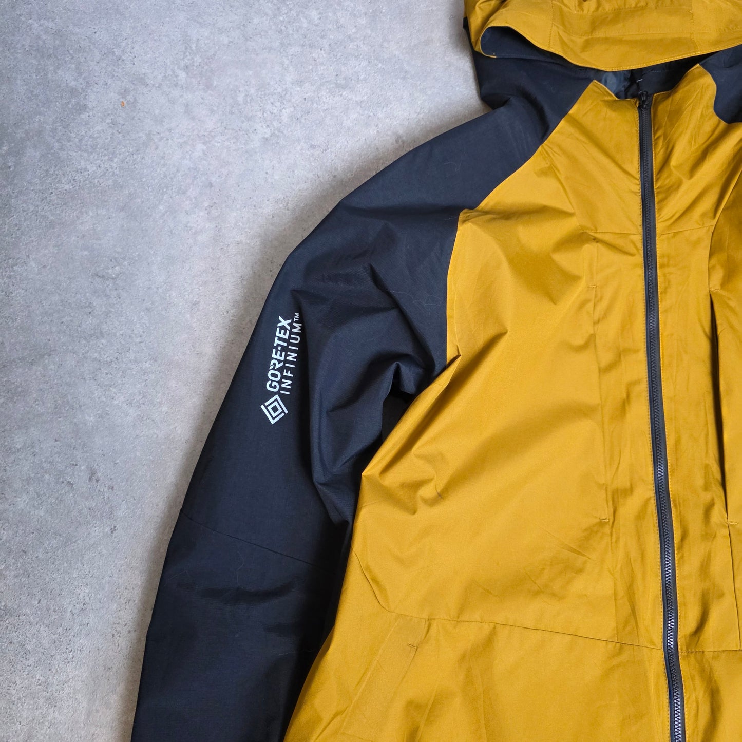 Mountain Hardwear gore tex infinum windstopper jacket in black and yellow - XXL