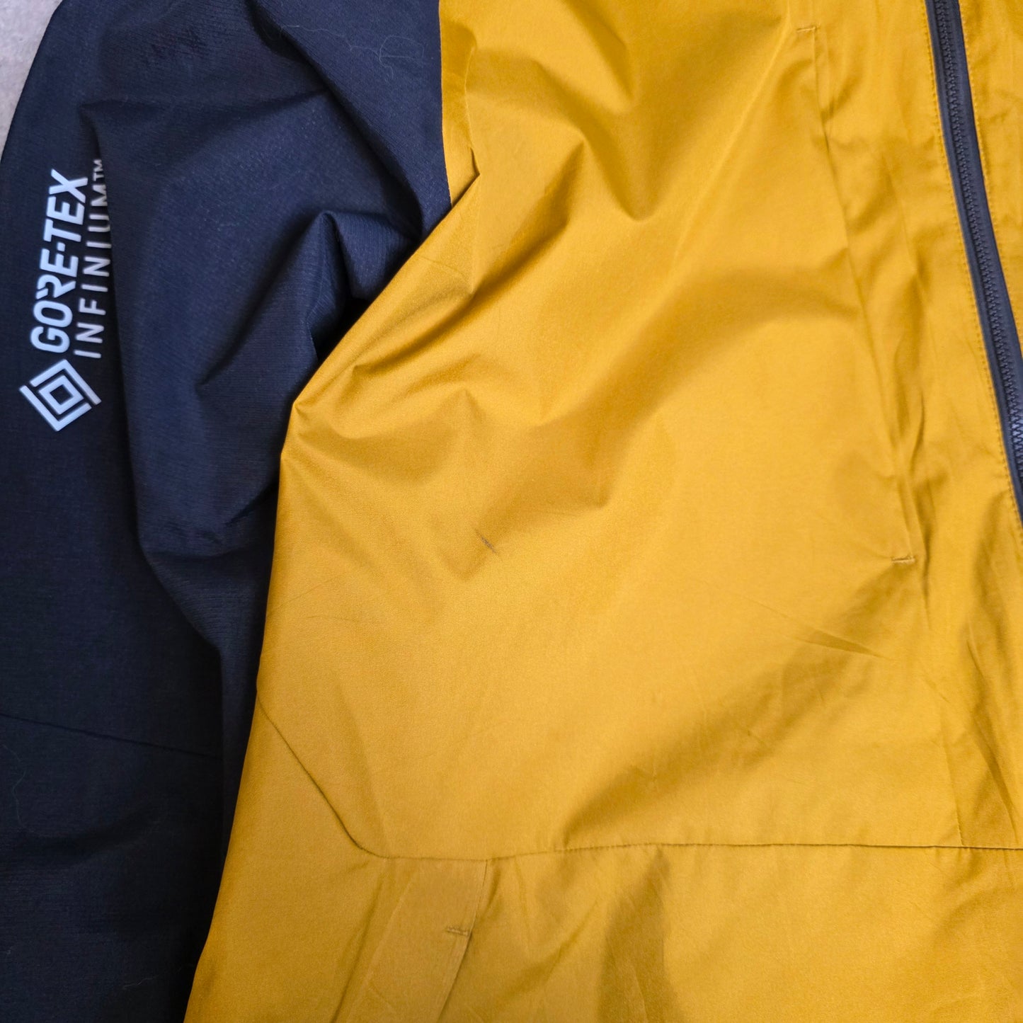 Mountain Hardwear gore tex infinum windstopper jacket in black and yellow - XXL