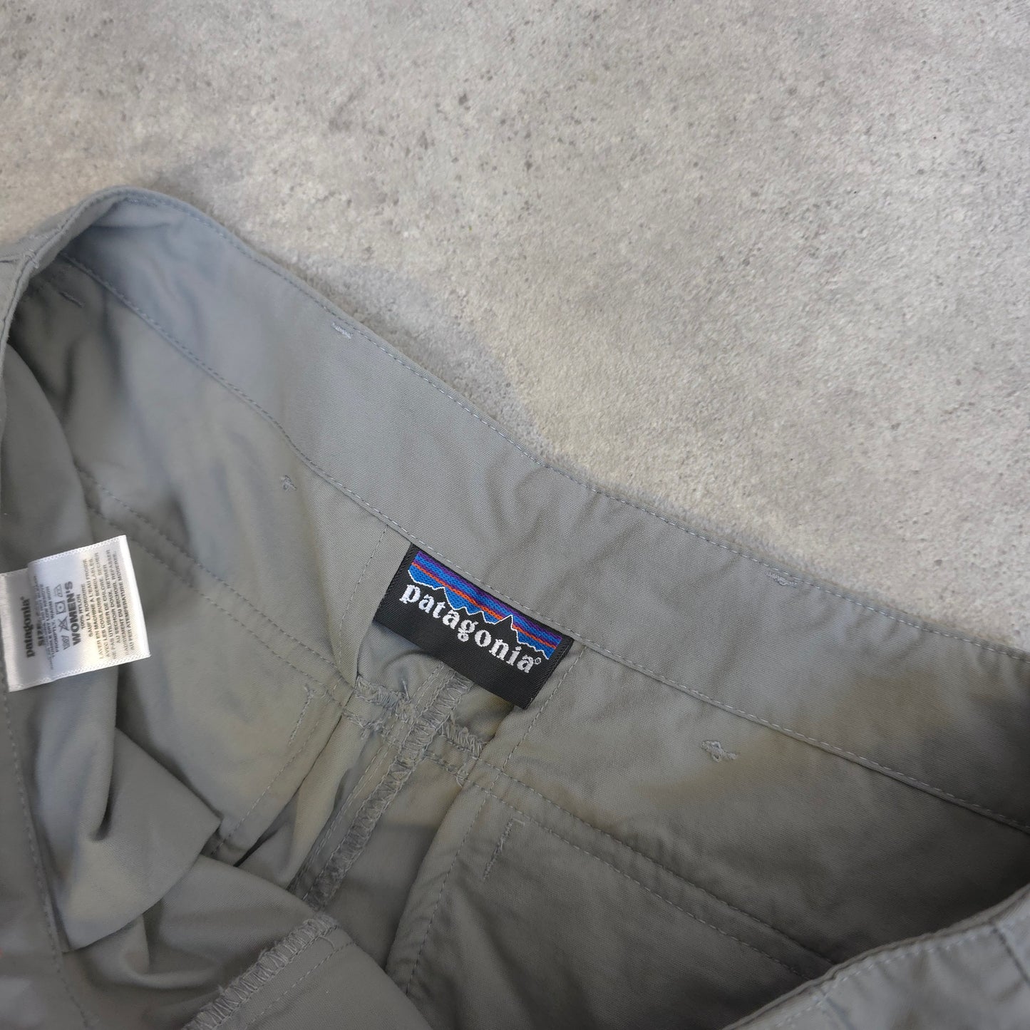 Vintage Patagonia zip off trousers in grey - women's large