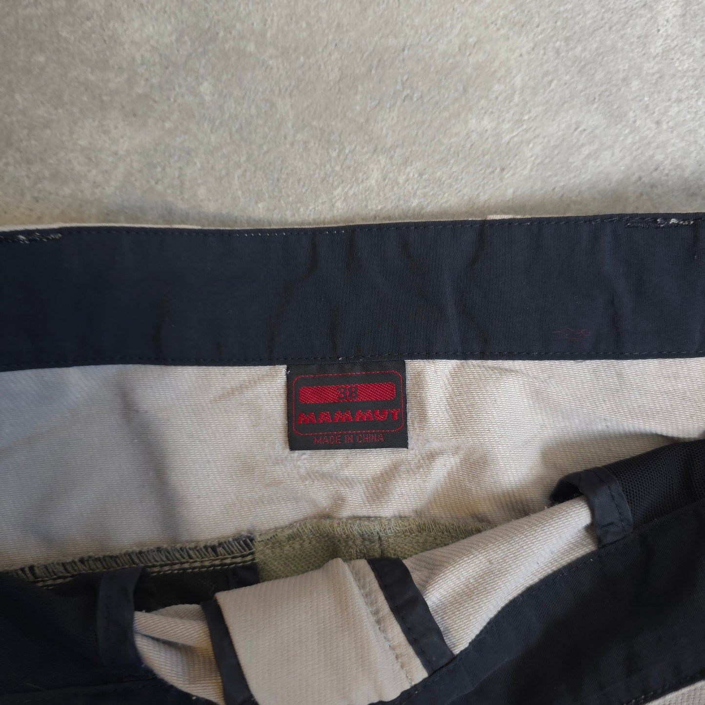 Mammut trousers popper fastening on the cuffs in grey - 32x32