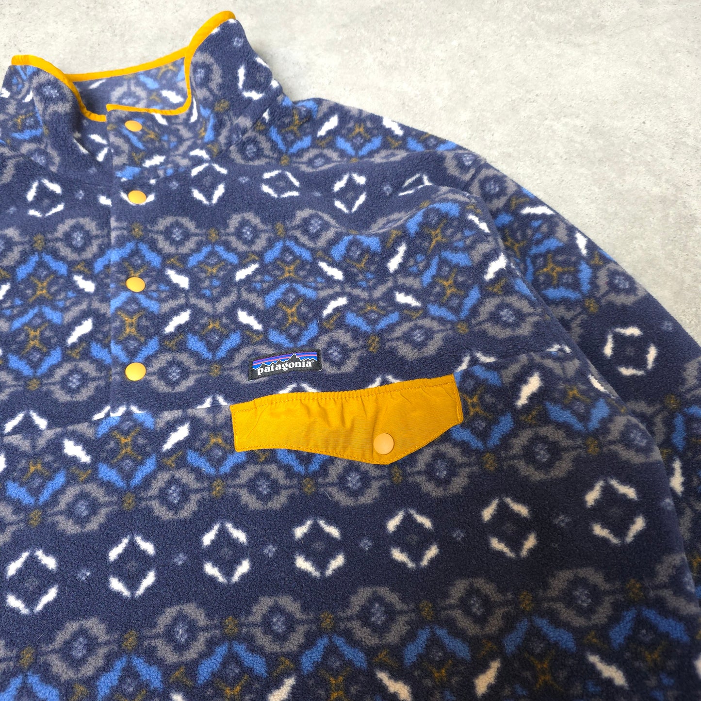 Patagonia patterned synchilla snap T fleece in blue/yellow - L/XL