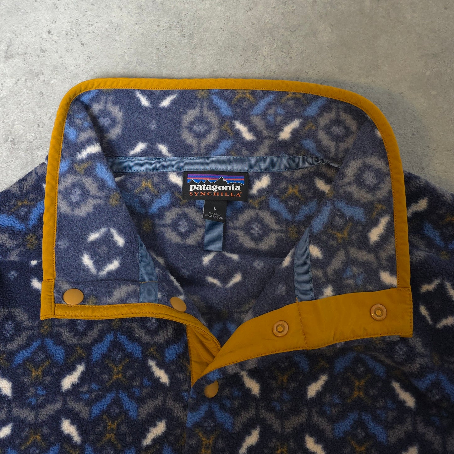 Patagonia patterned synchilla snap T fleece in blue/yellow - L/XL