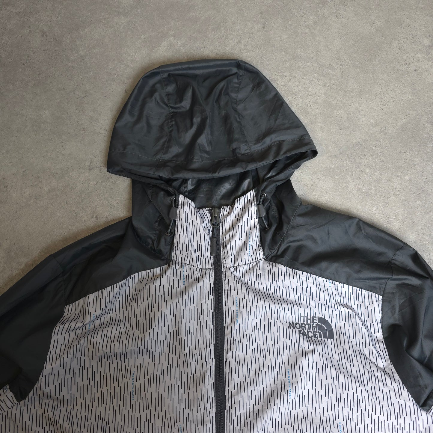 The north face windbreaker jacket in grey - medium