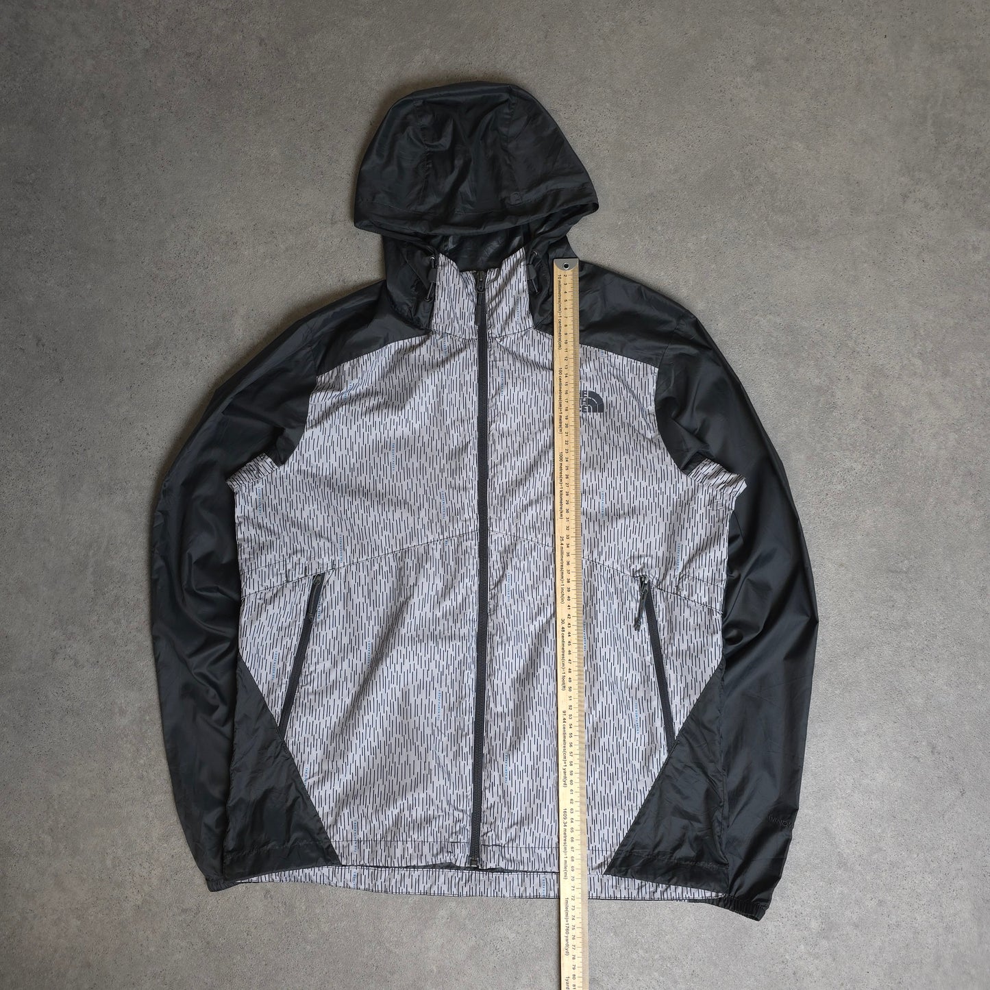 The north face windbreaker jacket in grey - medium