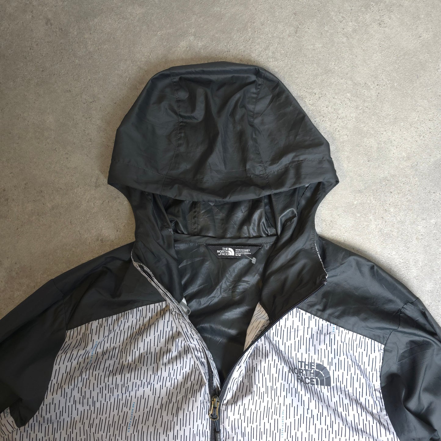 The north face windbreaker jacket in grey - medium