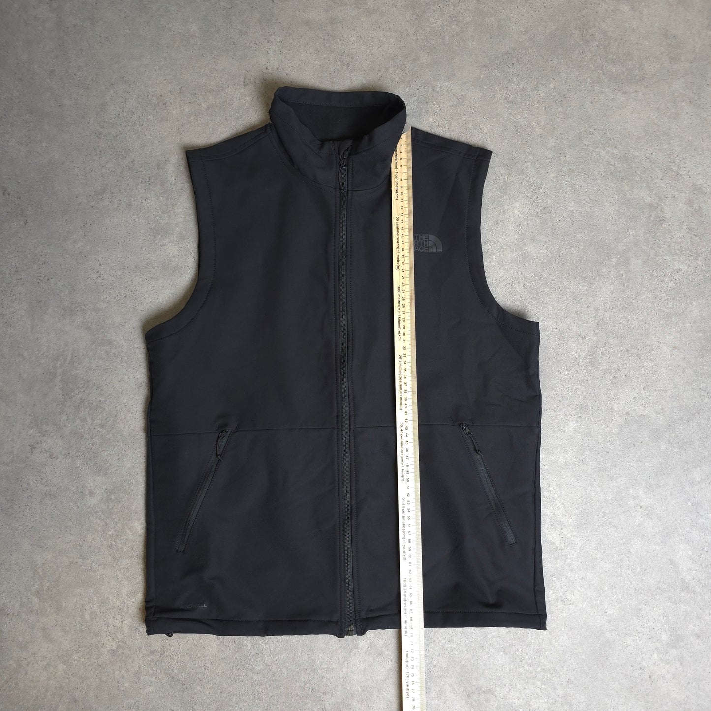 The north face windwall gilet in black - medium