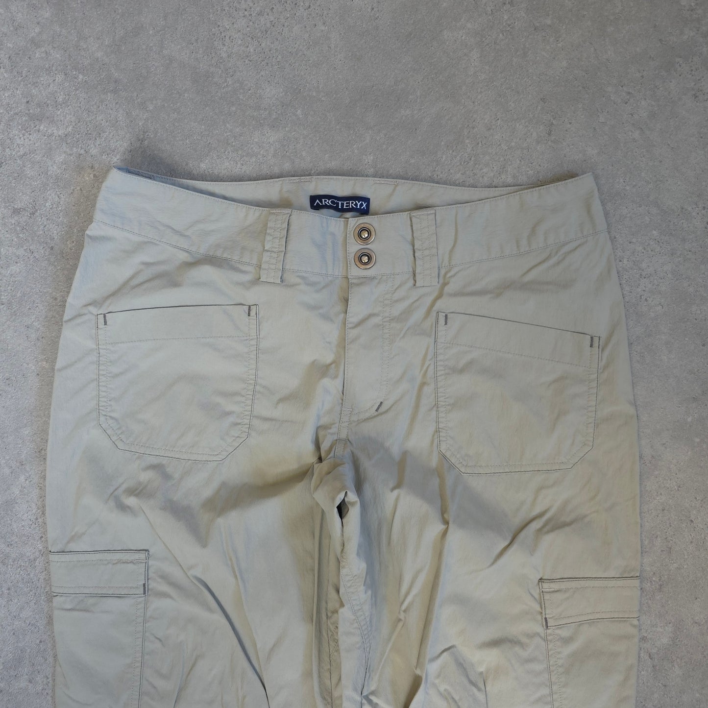 vintage womens Arcteryx low rise outdoor trousers in grey - 32x30