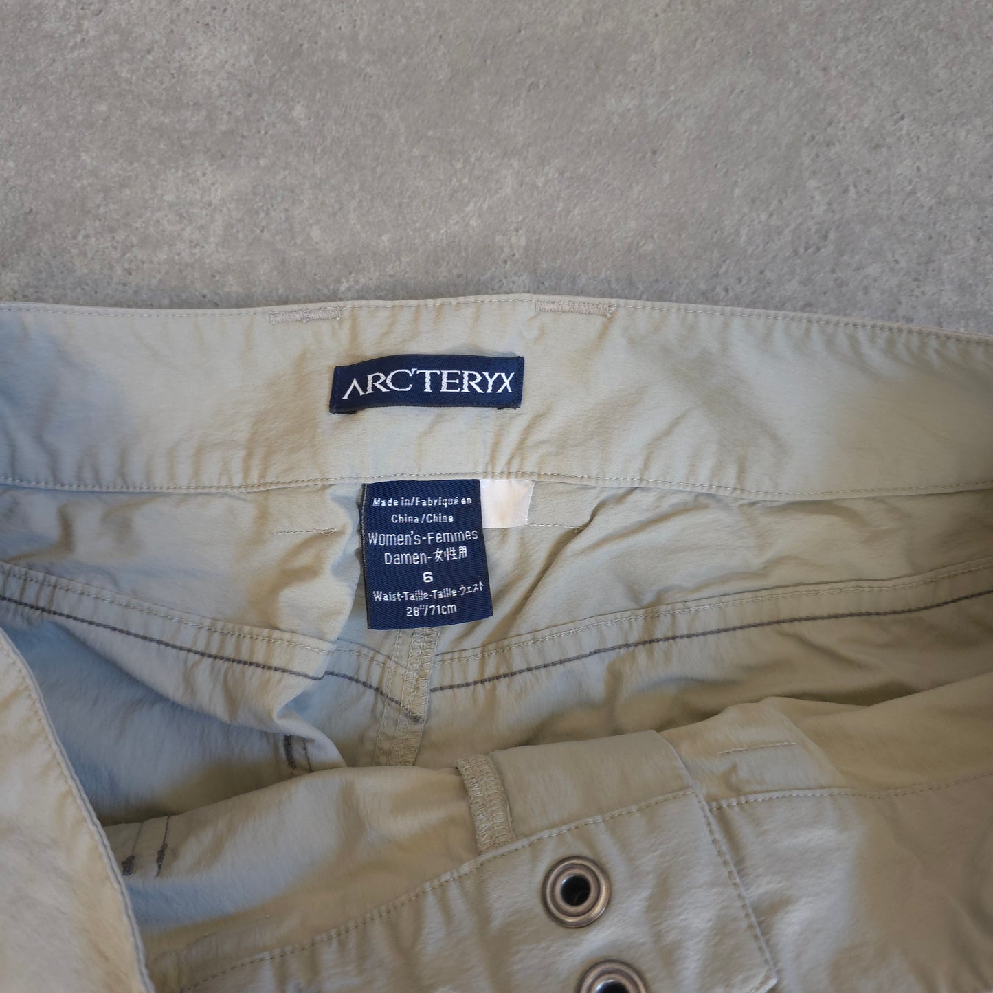 vintage womens Arcteryx low rise outdoor trousers in grey - 32x30
