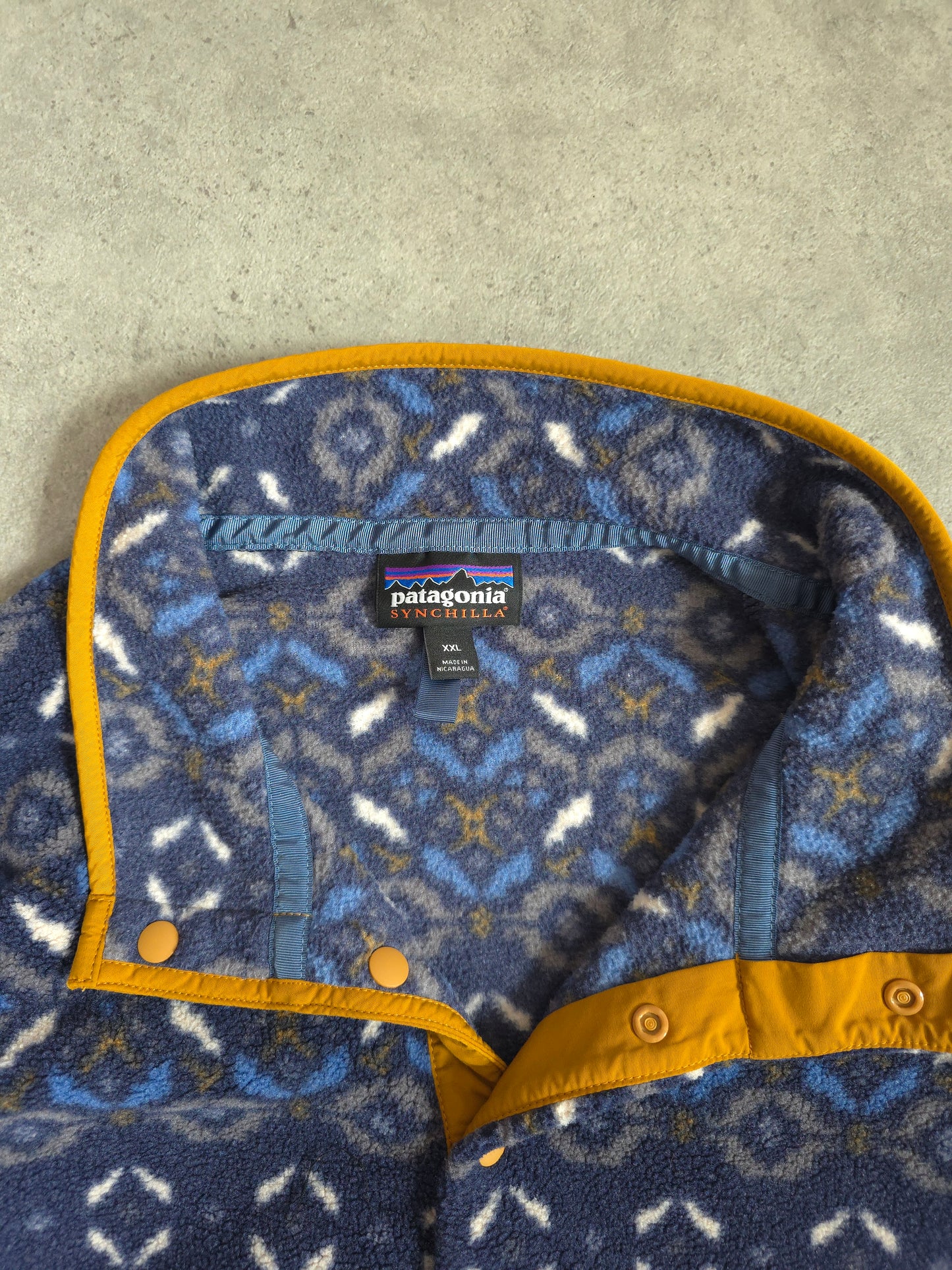 Patagonia synchilla snap t patterned fleece in blue and yellow - XXL