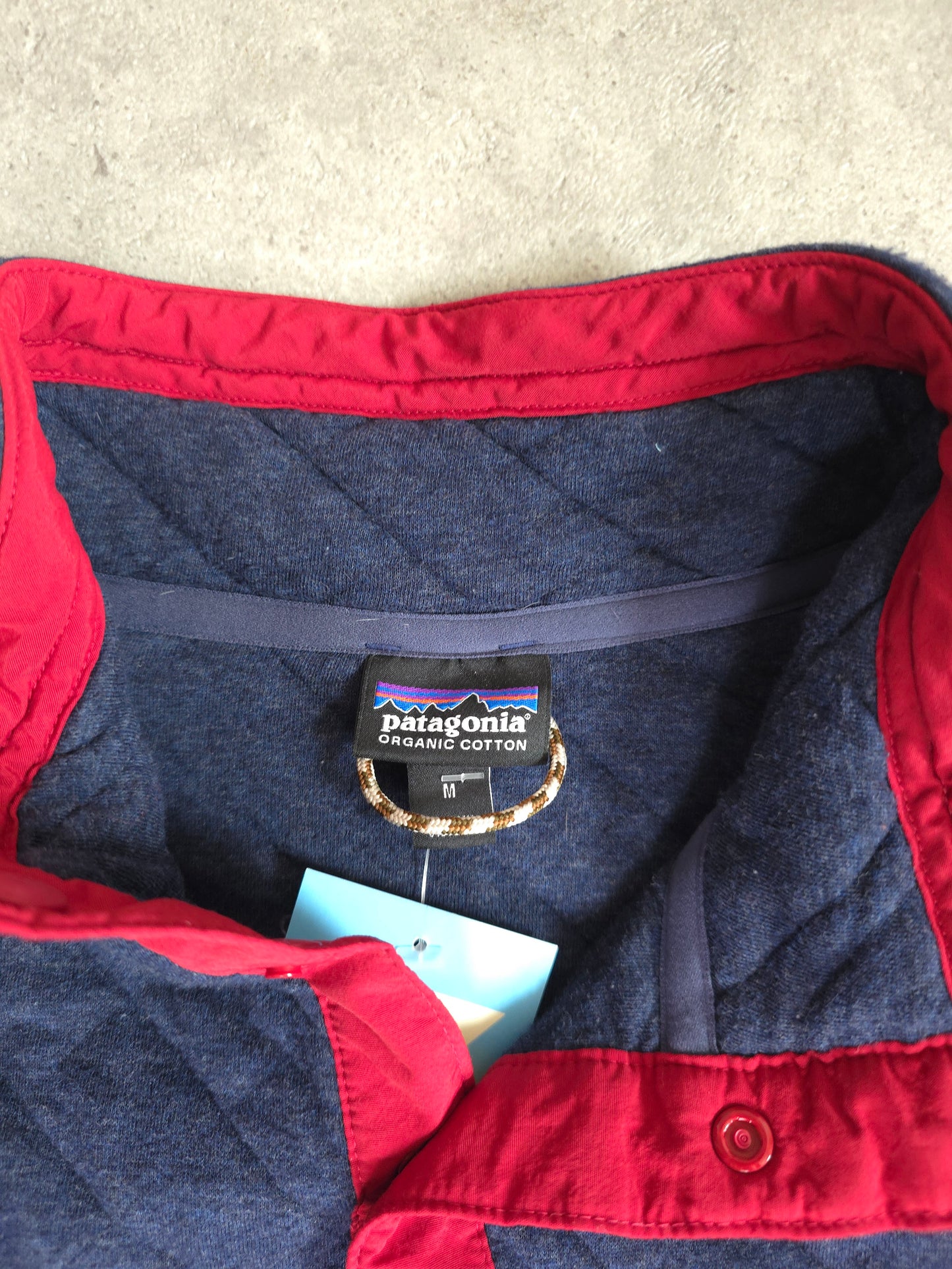 Patagonia organic cotton fleece snap t in blue and red - medium