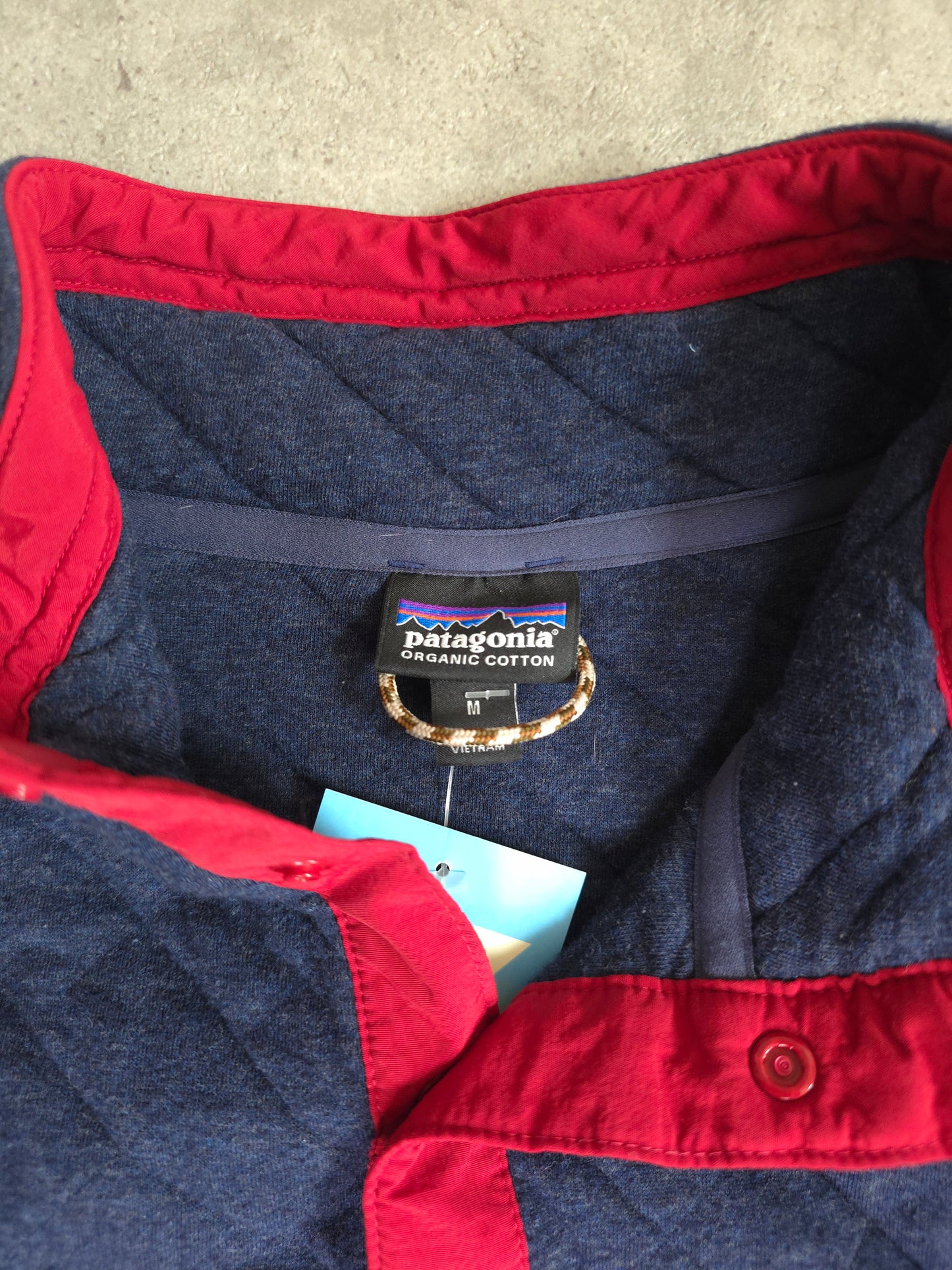 Patagonia organic cotton fleece snap t in blue and red - medium