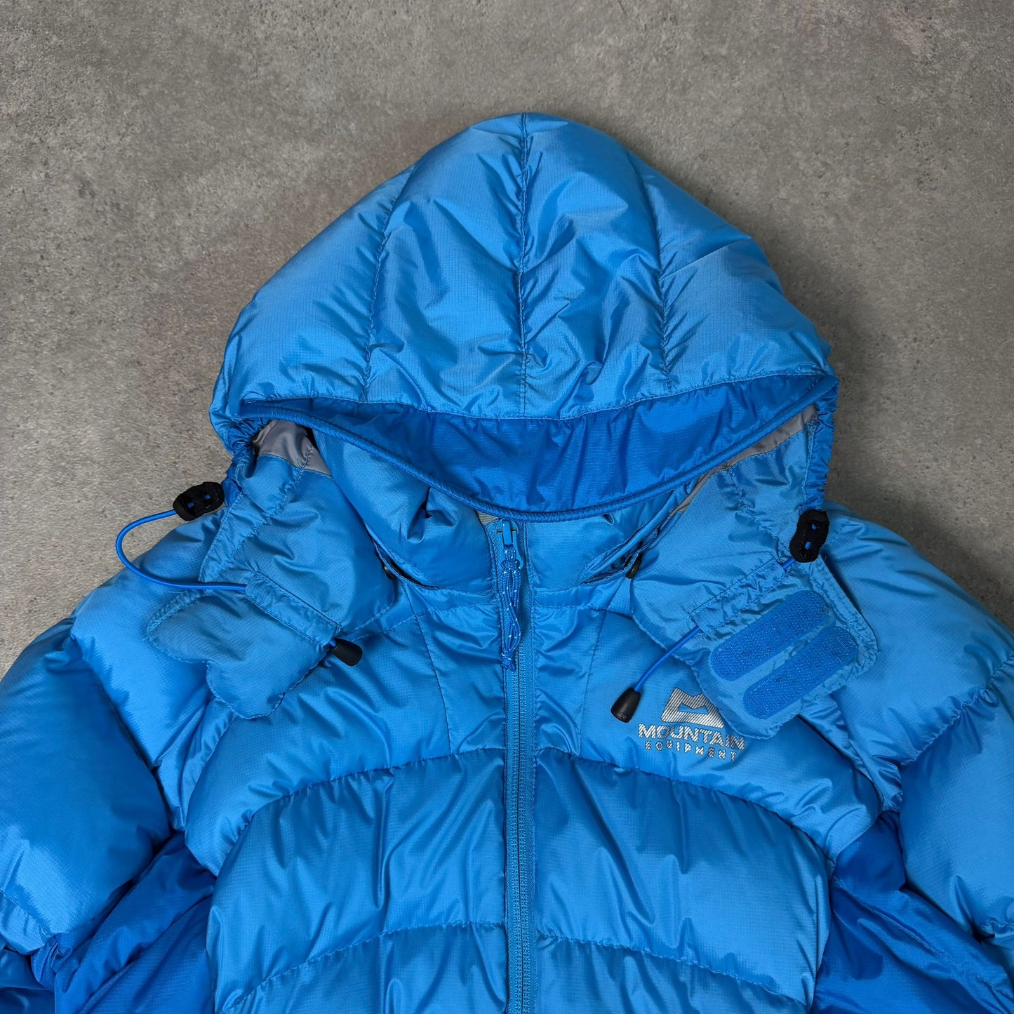 Women's mountain equipment puffer jacket with hood in blue - XS
